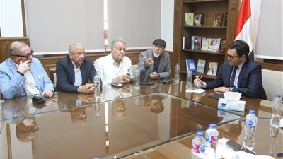 وزير الثقافة يلتقي أعضاء نقابة الفنانين التشكيليين ضمن اجتماعاته بأطياف العمل الثقافي
