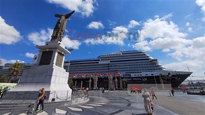 أجمل سفينة في العالم تُزين ميناء بورسعيد.. والسائحون في جولات بالمناطق السياحية| صور وفيديو