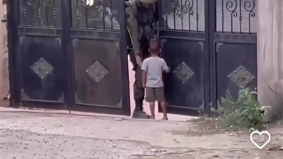 رجولة منذ الصغر.. صغير فلسطيني يلقن جنديا إسرائيليا درسًا في الشجاعة| فيديو 