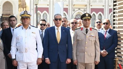 محافظ الفيوم يضع إكليلًا من الزهور على النصب التذكاري للشهداء احتفالا بذكرى أكتوبر