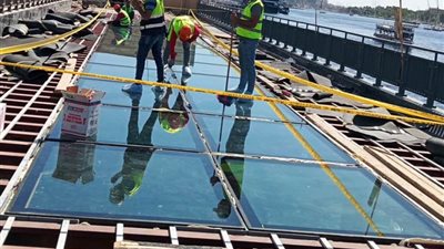 محافظ أسوان يتابع تركيب الممشى الزجاجي بكورنيش النيل القديم