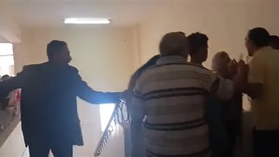حاول تهذيب ابنهما.. التعليم تعلق على واقعة اعتداء أولياء أمور على معلم بمدرسة في بدر| فيديو 