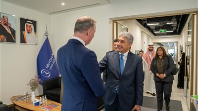 وزير السياحة يناقش منتج العمرة بلس مع مسؤولي شركات الطيران السعودية