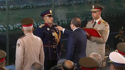الرئيس السيسي يمنح أنواط الامتياز لأوائل الخريجين من الكليات العسكرية