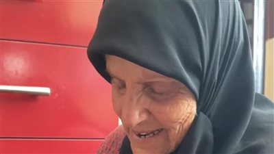 لم تخرج منه منذ 40 عاما.. مسنة لبنانية تترك منزلها بسبب الغارات الإسرائيلية: سنعود منتصرين