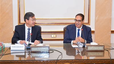 رئيس جامعة القاهرة يلتقي وفدا من دار النشر التعليمية للشعب الصيني