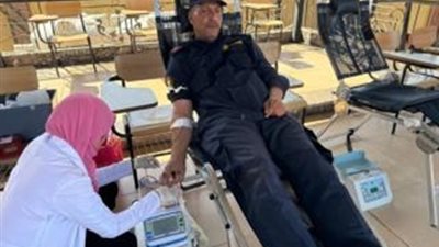 رجال الشرطة يشاركون في حملة للتبرع بالدم بالبحر الأحمر