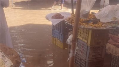 مش عارفين يصلوا الجمعة.. غرق الشوارع في منطقة السيل بأسوان بسبب كسر ماسورة 