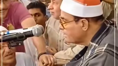 رمى الشوكولاتة في وشه.. انفعال قارئ قرآن الجمعة على أحد المصلين بالسيدة زينب | فيديو