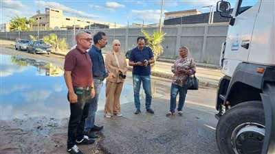 انتهاء رفع تراكمات مياه ماسورة مكسورة في بورسعيد بمحيط مدرسة| فيديو