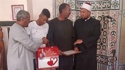 لف البلد علشان يرجعها لصاحبها فكرّمه إمام المسجد.. شاب أقصري يعيد 45 ألف جنيه عثر عليها