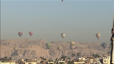 لم يتمكنوا من الركوب بسبب الزحام.. 2000 سائح على متن 75 رحلة بالون بالأقصر لأول مرة