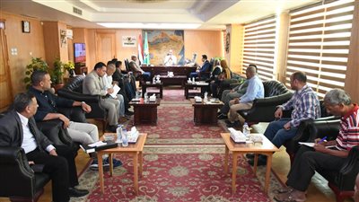 محافظ الفيوم يتابع أعمال اللجنة المشكلة لمراجعة موقف السيارات المفرج عنها لذوي الهمم