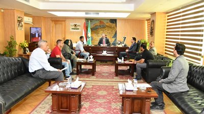 محافظ الفيوم يترأس اجتماع لجنة دراسة وفحص طلبات المشروعات على بحيرة قارون