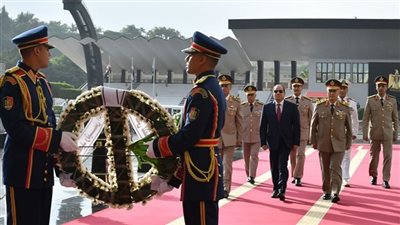 السيسي يضع إكليلًا من الزهور على النصب التذكاري لشهداء القوات المسلحة