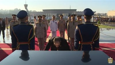 السيسي يضع إكليلا من الزهور على قبر الزعيم الراحل أنور السادات