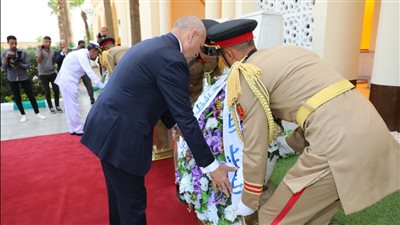 محافظ القاهرة يضع إكليلًا من الزهور على مقابر شهداء المنطقة العسكرية بالخفير