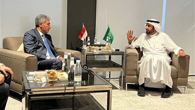 وزير السياحة يناقش ملفات مشتركة مع السعودية استعدادًا لموسم الحج المقبل