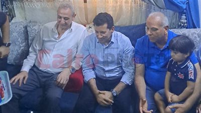 وزير الرياضة يزور منزل محمد صلاح في نجريج ويلتقي أسرته | بث مباشر