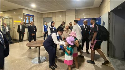 مصر للطيران تنقل 286 مصريًا عالقين في لبنان إلى أرض الوطن| صور 