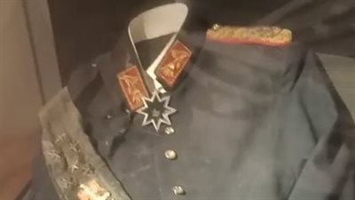 دماء استشهاده تزين بدلته.. أبرز مقتنيات متحف السادات بمكتبة الإسكندرية | بث مباشر