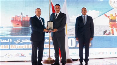 ميناء دمياط يفوز بجائزة السبق في تفعيل النماذج الإلكترونية للاتفاقية الدولية لتيسير المرور البحري