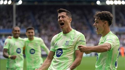 هاتريك.. ليفاندوفيكسي يقود برشلونة للفوز على ديبورتيفو ألافيس في الدوري الإسباني