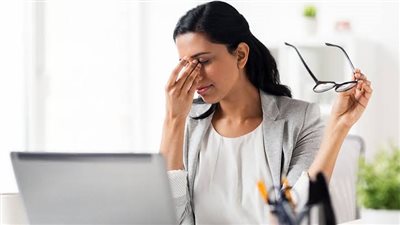 4 مخاطر تصيب العين في حالة فركها.. تعرف عليها