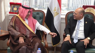 للحفاظ على حقوقها.. وزير العمل يلتقي السفير السعودي للتنسيق بشأن عمالة الحج الموسمية
