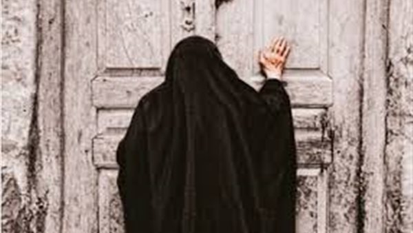 شاب يطرد والدته -