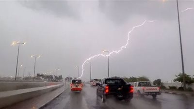 الطقس اليوم في السعودية.. أمطار رعدية وأمواج مرتفعة 