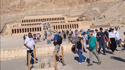 تزامنًا مع الموسم الشتوي.. إقبال كبير من السائحين على معبد حتشبسوت | صور 