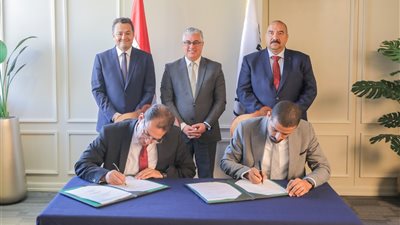 بـ1.8 مليون دولار.. توقيع عقد مشروع PYRAMIDS ALU لإنتاج ألواح الطاقة الشمسية بمنطقة السخنة