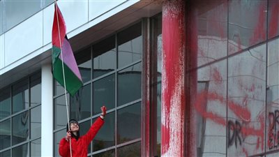 بسبب دعمها لإسرائيل.. متظاهرون يقتحمون مقرات شركة أليانز للتأمين في بريطانيا