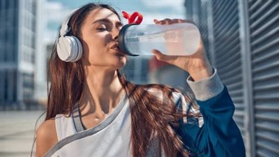 فوائد شرب الماء للبشرة.. تعرفي على 10 منافع صحية وتجميلية مذهلة