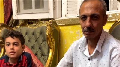 قبل أن يتآكل جسده.. استغاثة أب بالإسكندرية لإنقاذ ابنه المريض بالضمور: محتاج حقنة بـ3 ملايين دولار