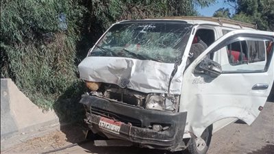 مصرع شخص وإصابة 9 آخرين في تصادم سيارتين بأسيوط