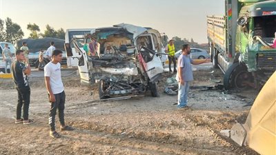 رفع آثار حادث تصادم سيارتين نقل على الطريق الإقليمي بالمنوفية| صور