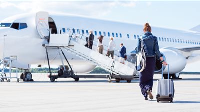 حلم السفر بطائرة للعزباء.. دلالة على بلوغ أهدافها وعلو شأنها