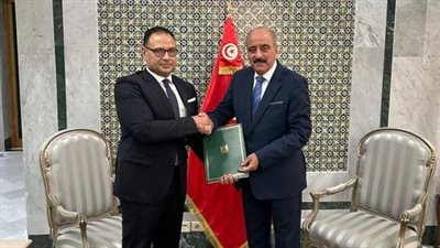 السفير المصري لدى تونس يقدم صورة أوراق اعتماده إلى وزير الخارجية التونسي