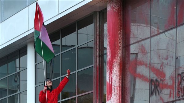 اقتحام مكاتب شركة