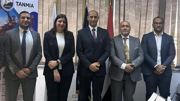 صورة علي هامش توقيع