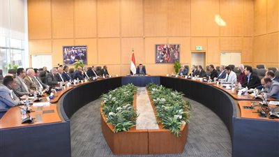 وزير الإسكان يكلف مسئولي شركة المقاولون العرب بمضاعفة معدلات تشطيب واجهات أبراج العلمين