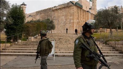 الاحتلال يغلق الحرم الإبراهيمي ويمنع رفع الأذان.. ومئات المستوطنين يقتحمون باحات الأقصى