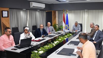 محافظ أسوان يستعرض مع رئيس الجامعة آليات تقديم الخدمات العلاجية بأسعار مناسبة 