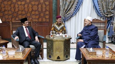 شيخ الأزهر يستقبل الرئيس العام لمسجد الاستقلال بإندونيسيا 