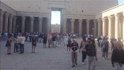 تزامنًا مع الموسم الشتوي.. إقبال كبير من السائحين على معبد إدفو بأسوان بعد التطوير| صور 