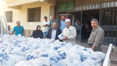 الأوقاف توزع 36 طنًا من اللحوم و18 ألف شنطة سلع غذائية على الأسر الأولى بالرعاية