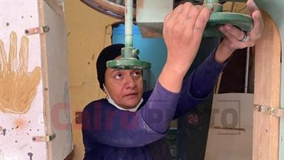 بتخلي الخشب ينطق.. أم عماد أول سيدة تعمل بمهنة النجارة في الأقصر: تحديت نظرة المجتمع بالنجاح