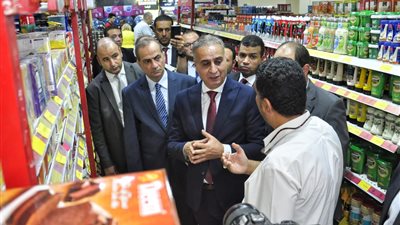 كبسة.. رئيس حماية المستهلك يشن حملة مفاجئة بشبرا